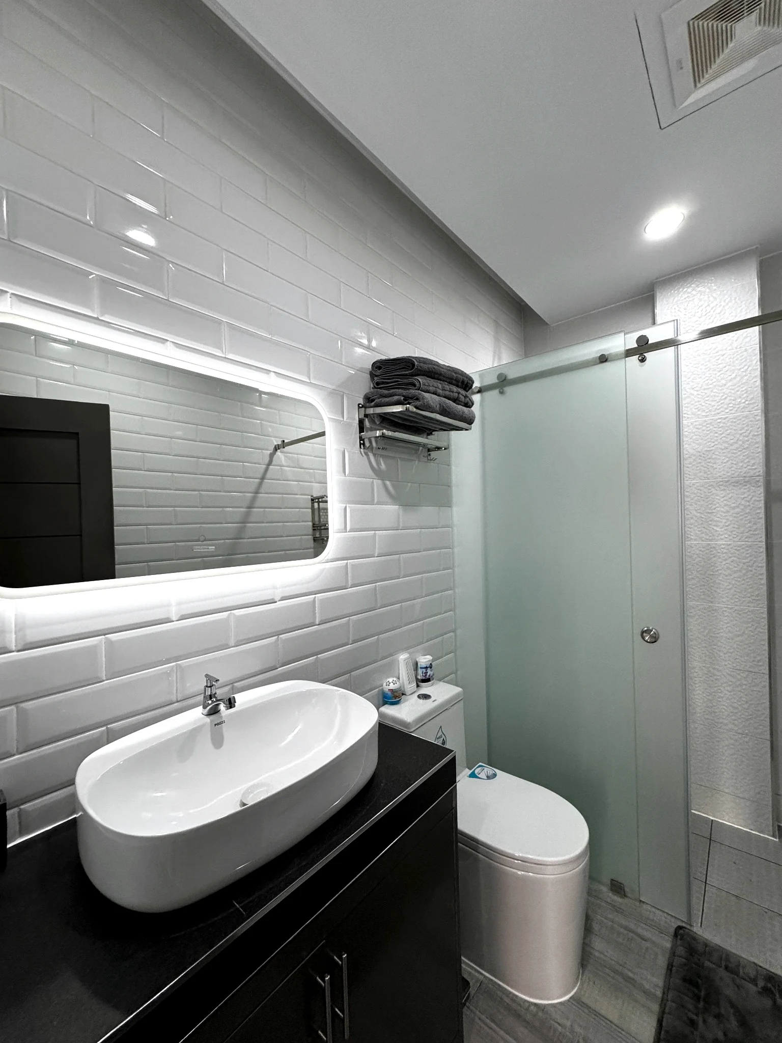 One-bedroom bathroom