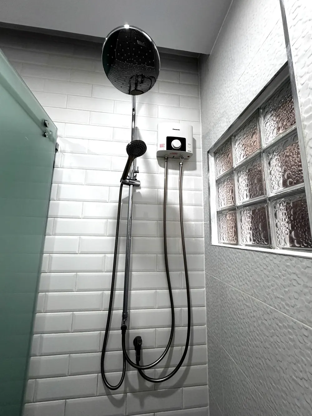 One-bedroom apartment — rain shower